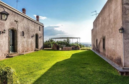 Fiumefreddo di Sicilia House | Holiday house Fiumefreddo di Sicilia for 1 - 18 persons with 10 bedrooms - Holiday home