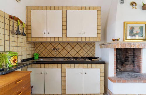 Torre Specchia Ruggeri Apartment | Holiday Apartment Amare 1 close to the Beach with Covered Terrace & Garden