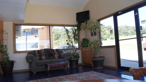 McAlester Hotel | Holiday Lodge & Suites