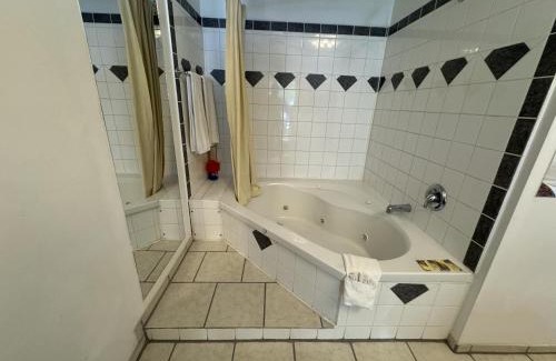 Orillia Hotel | Holiday Motel