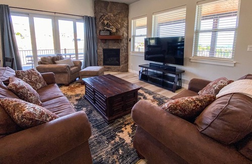 Sweetwater House | Holiday Retreat Cabin with themed rooms and New Hot Tub!