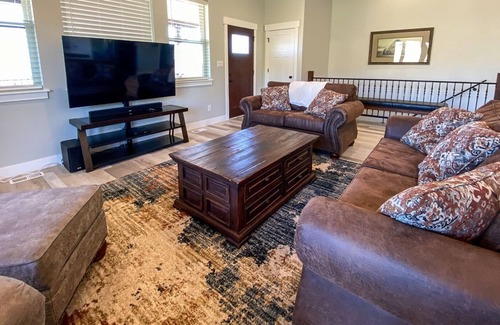 Sweetwater House | Holiday Retreat Cabin with themed rooms and New Hot Tub!