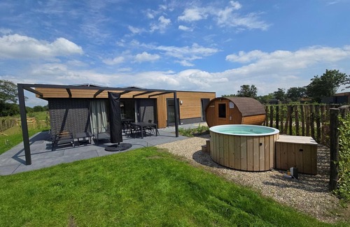 Lattrop Villa | Holiday villa Amalia 4 with dog fence, sauna, and hot tub
