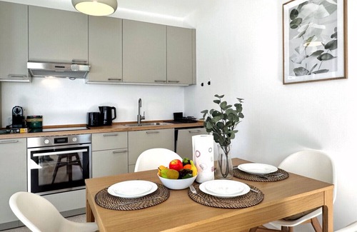 Schoenefeld Apartment | HolidayHome Apartments | Airport Deluxe Condo with Terrace