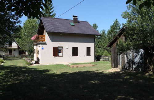 Rudanovac House | HolidayHome Iris near Plitvice Lakes, perfect for families & nature-lovers!