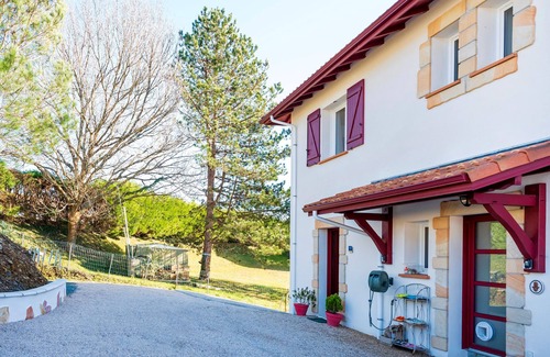 Saint-Pee-sur-Nivelle Apartment | Holidays at the Lake in a Duplex 3 with Mountain View, Private Garden and Balcony