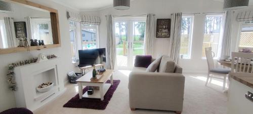 Ryther Cabin | Hollicarrs - Long Lane Lodge