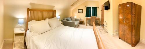 Marchwiel Bed & Breakfast | Hollies Farm B&B