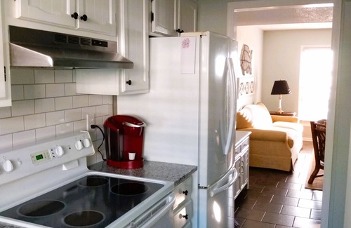 Lake Waccamaw House | Hollingsworth FashionableTownhome— Deaton's Chalet — Steps away from the lake!