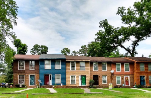 Lake Waccamaw House | Hollingsworth FashionableTownhome— Deaton's Chalet — Steps away from the lake!