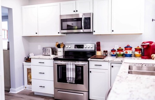 Smithsburg House | Hollow Hideaway is perfect for your holiday stay!