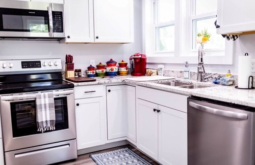 Smithsburg House | Hollow Hideaway is perfect for your holiday stay!