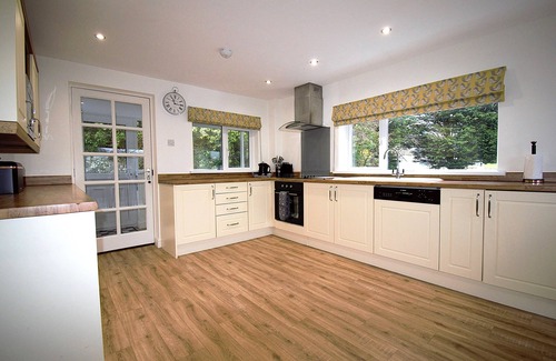 Llanelltyd House | Holly Bank - Four Bedroom House, Sleeps 8