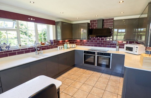 Holton Le Clay House | HOLLY COTTAGE, pet friendly, with hot tub in Wragby