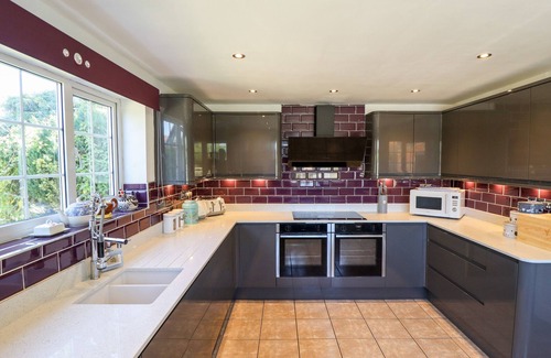Holton Le Clay House | HOLLY COTTAGE, pet friendly, with hot tub in Wragby