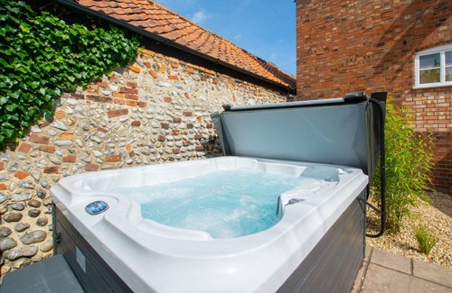 Holt House | Holly Cottage - Three Bedroom House, Sleeps 6