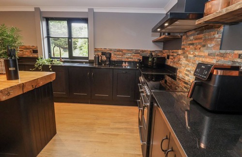 Colchester Cottage | HOLLY FARM AND ANNEXE, pet friendly, with hot tub in Brantham
