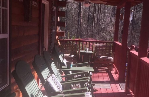 Copperhill Cabin | Holly Hill- Hot Tub,Pool Table minutes to Ocoee whitewater rafting, walk to creek, Pet friendly
