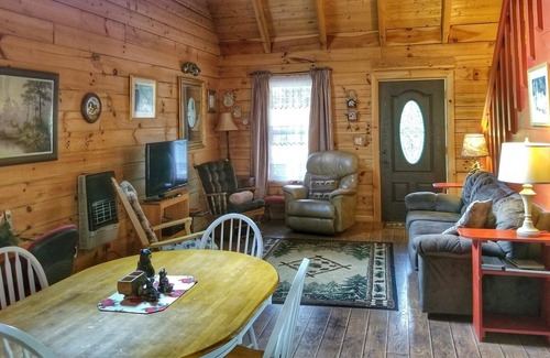 Copperhill Cabin | Holly Hill- Hot Tub,Pool Table minutes to Ocoee whitewater rafting, walk to creek, Pet friendly