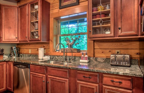 Weaverville Cabin | Holly Hill Lodge by Carolina Mornings | Fire Pit, Hot Tub, & Woods🌲