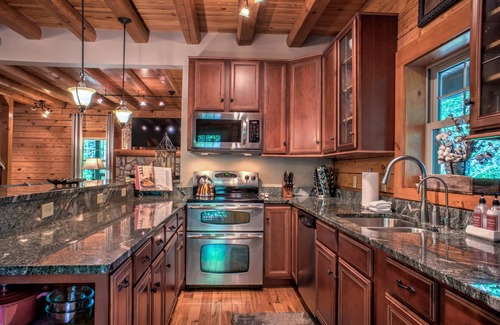 Weaverville Cabin | Holly Hill Lodge by Carolina Mornings | Fire Pit, Hot Tub, & Woods🌲