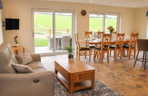 Kingswood House | Holly Lodge