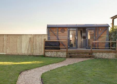 Frampton Villa | Holly Lodge - Quirky Shepherd's Hut With Hot Tub - Bespoke Made From A Salvaged Railway Carriage