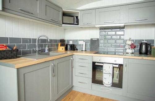 Frampton Villa | Holly Lodge - Quirky Shepherd's Hut With Hot Tub - Bespoke Made From A Salvaged Railway Carriage