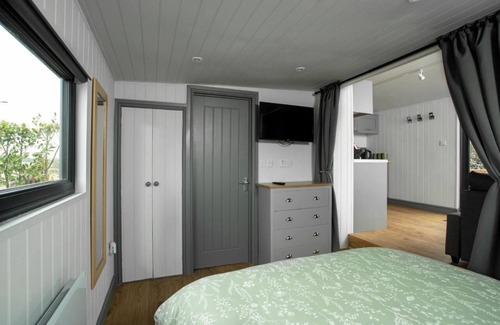 Frampton Cabin | Holly Lodge | Shepherd's Hut With Hot Tub Made From Salvaged Railway Carriages