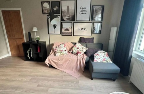 Clydebank Apartment | Holly street house with Separate Entrance, on the Edge of Glasgown