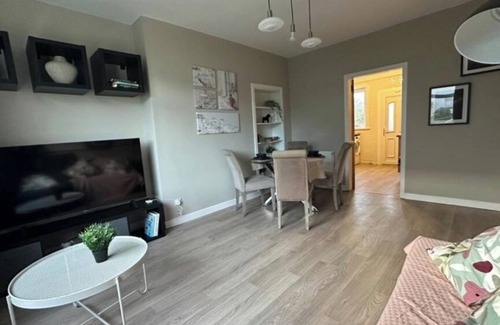 Clydebank Apartment | Holly street house with Separate Entrance, on the Edge of Glasgown