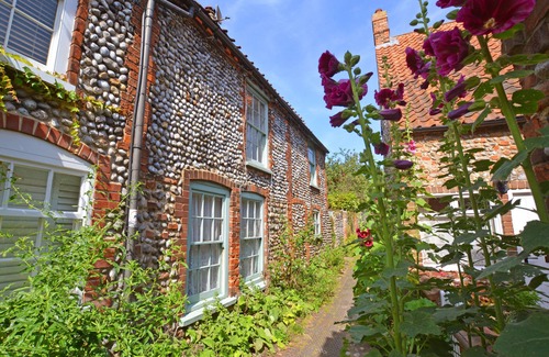 Cley next the Sea House | Hollyhock Cottage - Two Bedroom House, Sleeps 4