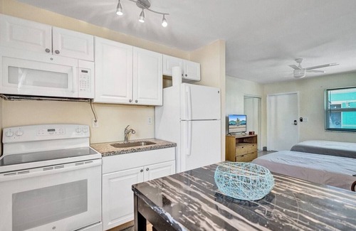 North Beach Apartment | Hollywood Beach |Steps to the Ocean| Vacation Spot