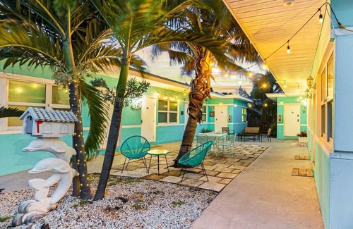 North Beach Apartment | Hollywood Broadwalk | Beach Walk | Family Vacation