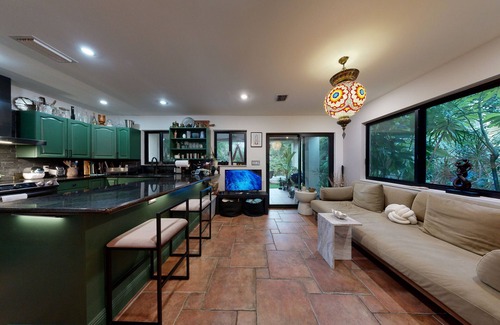 Park East House | Hollywood Haven: Hi-Tech Wellness Retreat