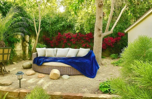 La Brea Cottage | Hollywood Hills Guest House+Views+Outdoor Patio+Garden+Free Street Parking