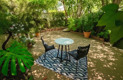 La Brea Cottage | Hollywood Hills Guest House+Views+Outdoor Patio+Garden+Free Street Parking