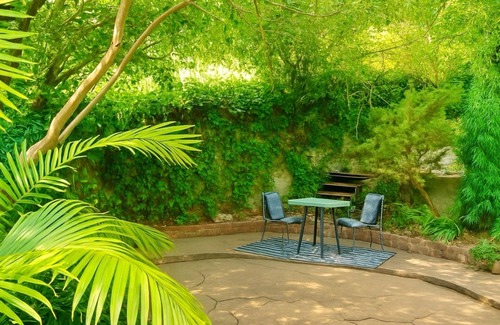 La Brea Cottage | Hollywood Hills Guest House+Views+Outdoor Patio+Garden+Free Street Parking