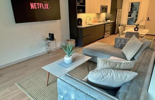 Los Angeles Apartment | Hollywood Walk of Fame 1Bed & 1Bath I Pool Gym & Parking!