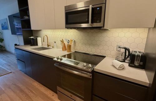Los Angeles Apartment | Hollywood Walk of Fame 1Bed & 1Bath I Pool Gym & Parking!