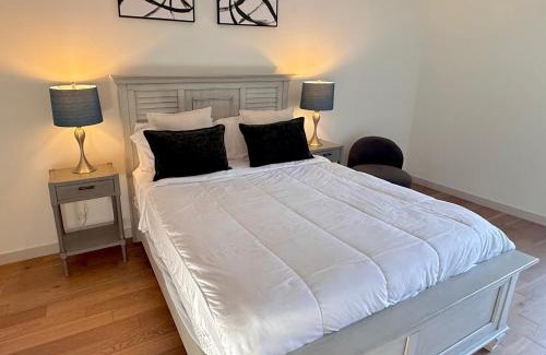 Los Angeles Apartment | Hollywood Walk of Fame 1Bed & 1Bath I Pool Gym & Parking!