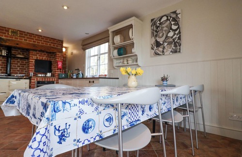 Tendring Cottage | HOLM OAK LODGE, character holiday cottage, with open fire in Weeley