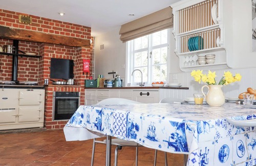 Tendring Cottage | HOLM OAK LODGE, character holiday cottage, with open fire in Weeley