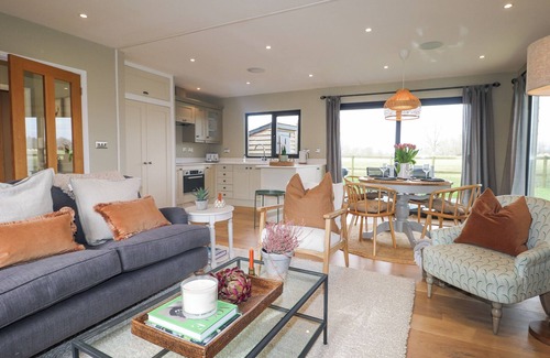 Busbridge Cottage | HOLM OAKS COTTAGE, pet friendly, with open fire in Godalming