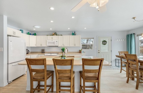 Wolf Creek House | Holter Lake at your fingertips