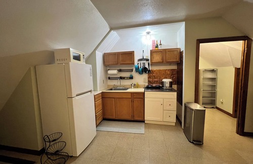 Holyoke House | Holyoke House Oasis - Near Colleges, Cities & More
