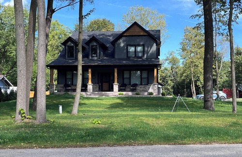 East Troy House | Home across the street from Lake Beulah in East Troy, WI. Boat rental available