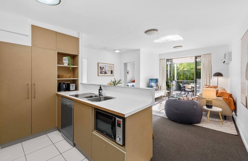 Spring Hill Apartment | Home away from Home! 2Bed/1Bath/Car/Pool~2kms CBD