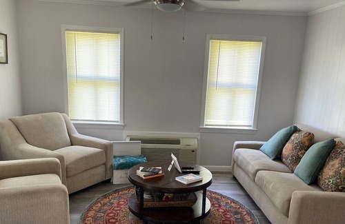 Crowley Cottage | Home Away from home, 2miles from interstate 10