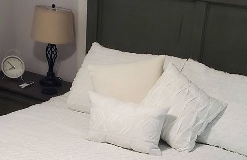 Crowley Cottage | Home Away from home, 2miles from interstate 10